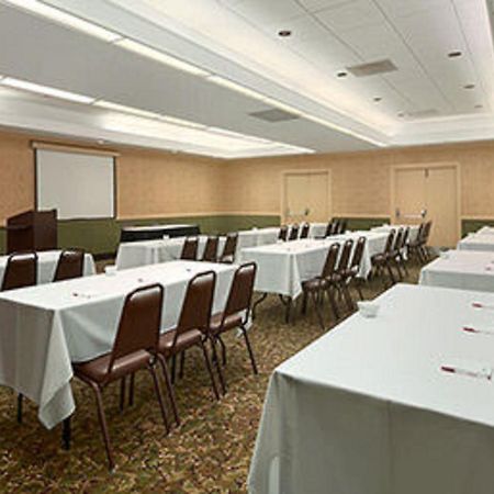 Ramada Burlington Hotel And Conference Center Exteriér fotografie