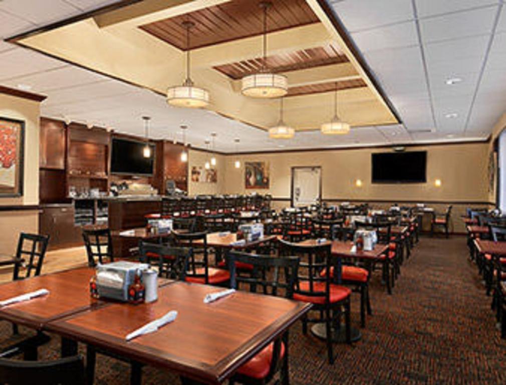 Ramada Burlington Hotel And Conference Center Exteriér fotografie