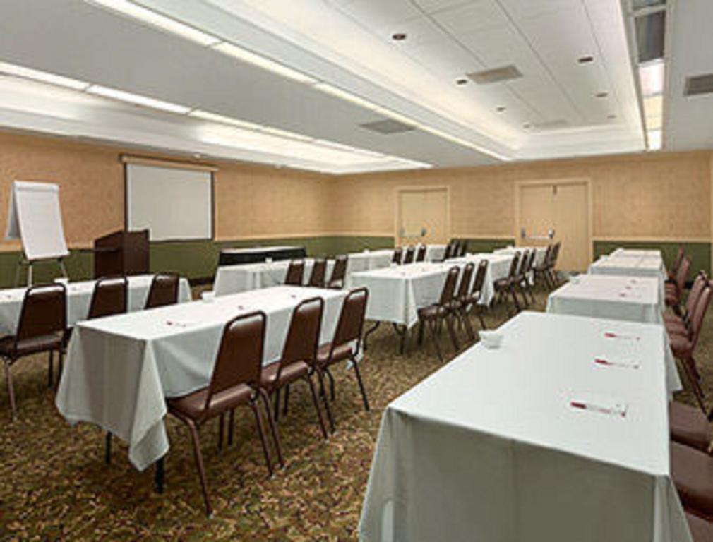 Ramada Burlington Hotel And Conference Center Exteriér fotografie