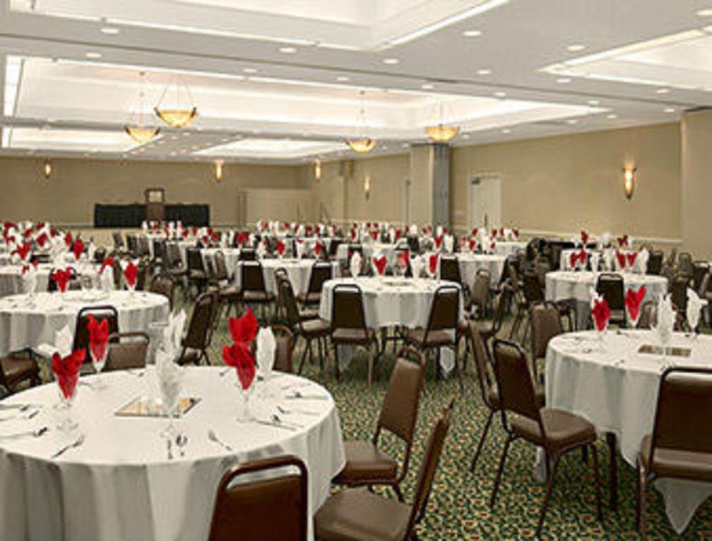 Ramada Burlington Hotel And Conference Center Exteriér fotografie
