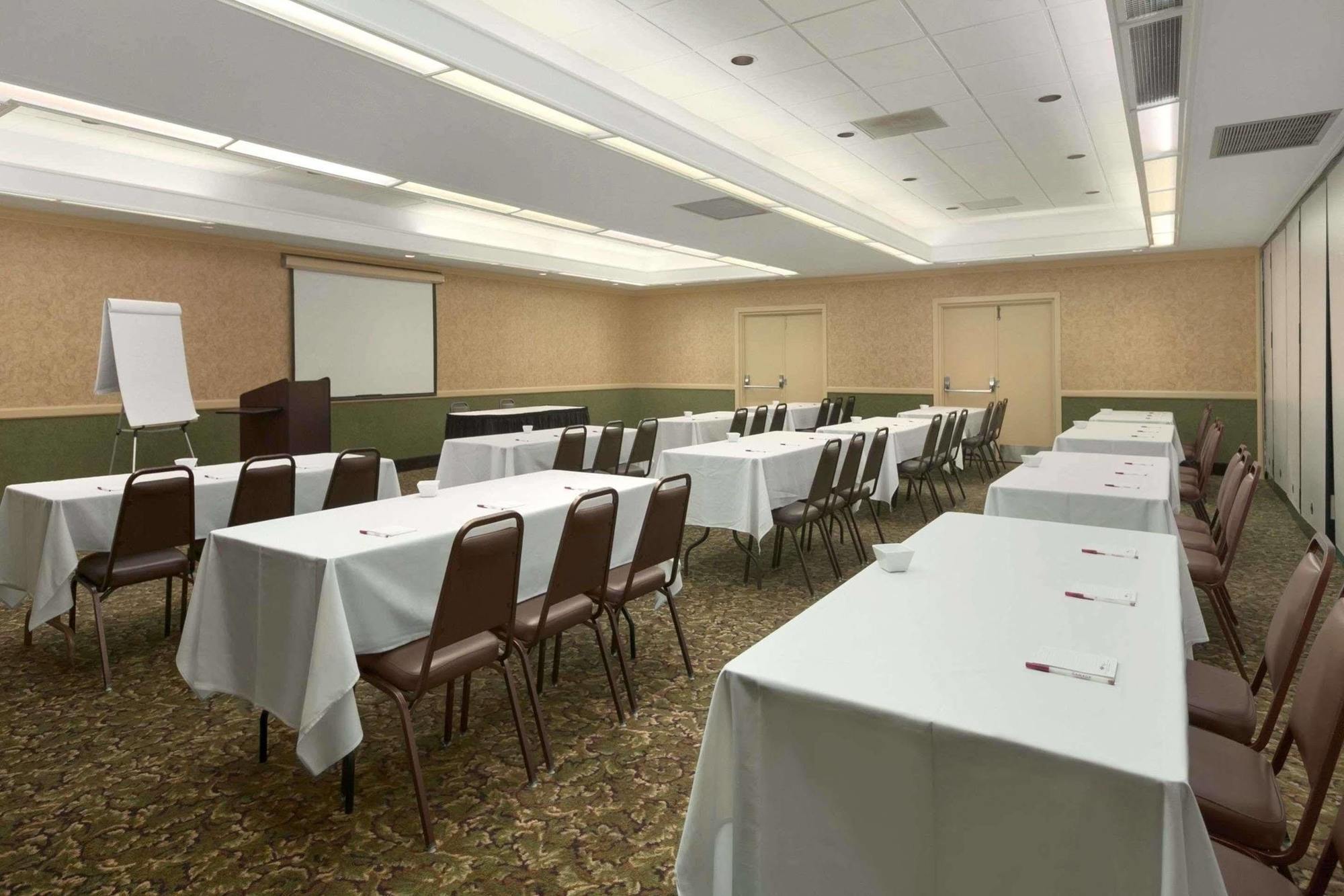 Ramada Burlington Hotel And Conference Center Exteriér fotografie