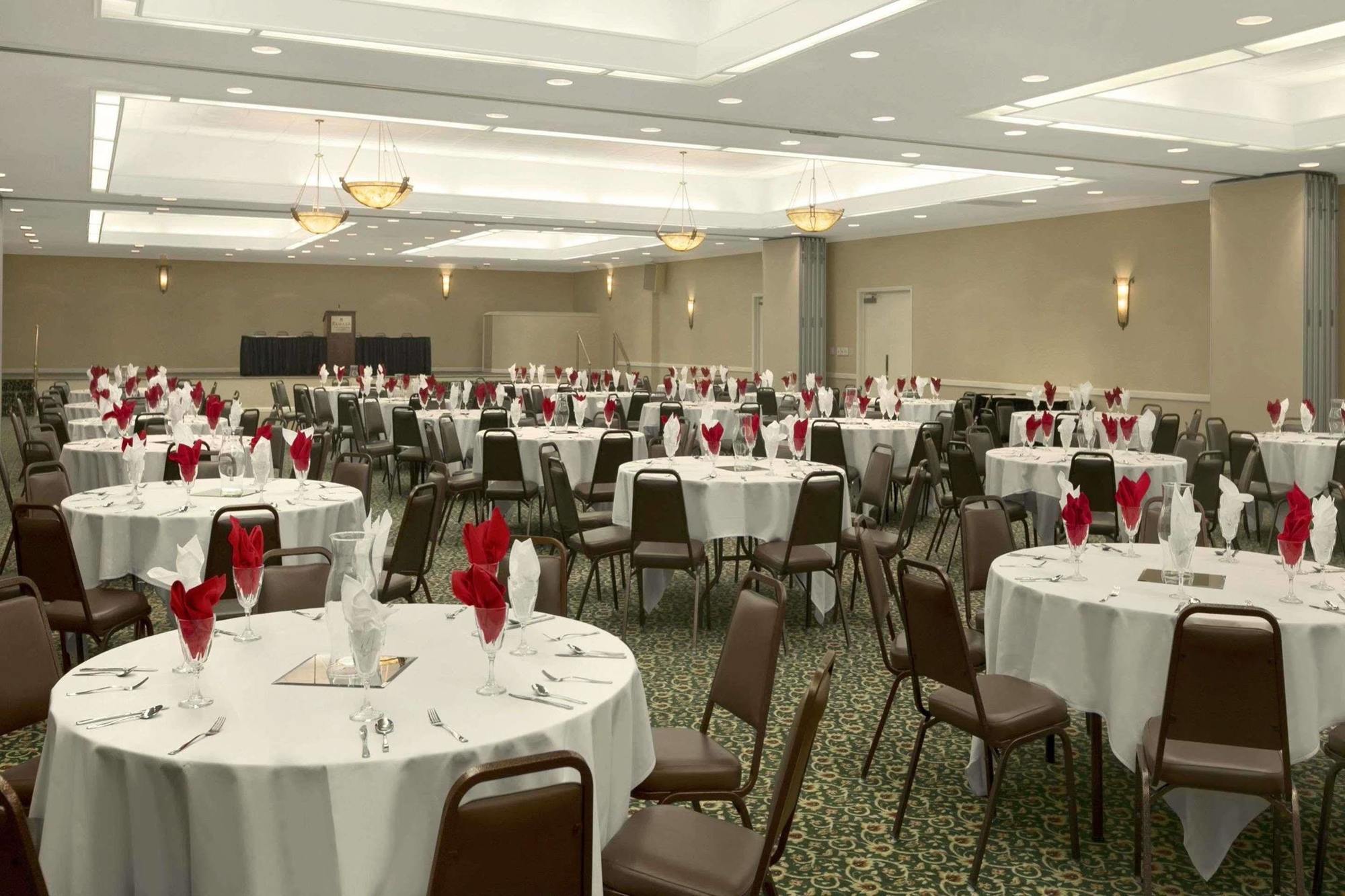 Ramada Burlington Hotel And Conference Center Exteriér fotografie
