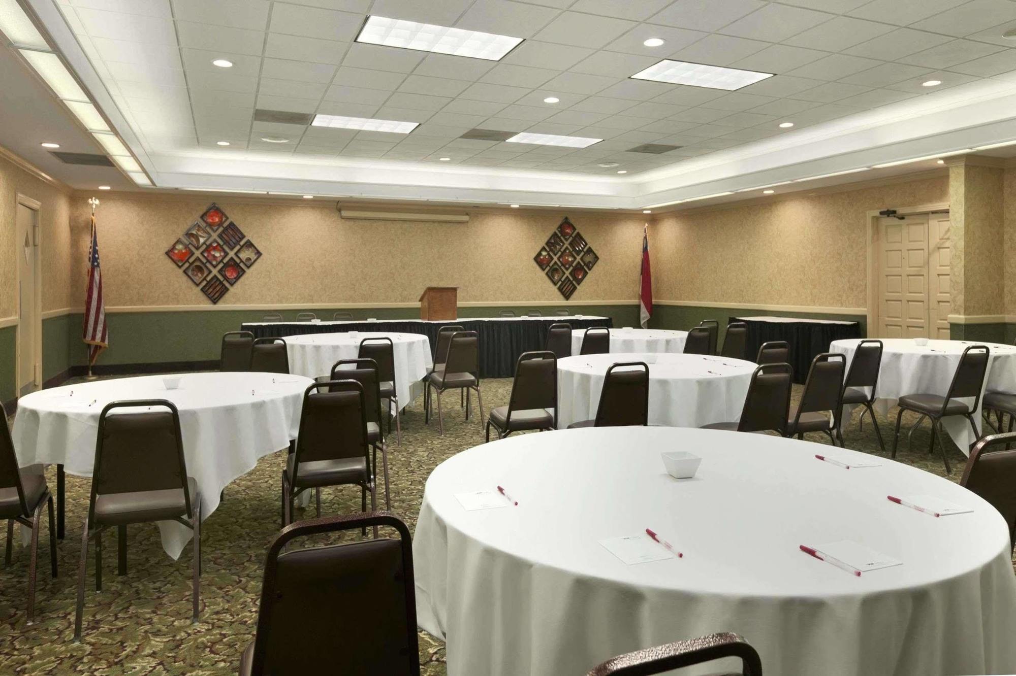 Ramada Burlington Hotel And Conference Center Exteriér fotografie