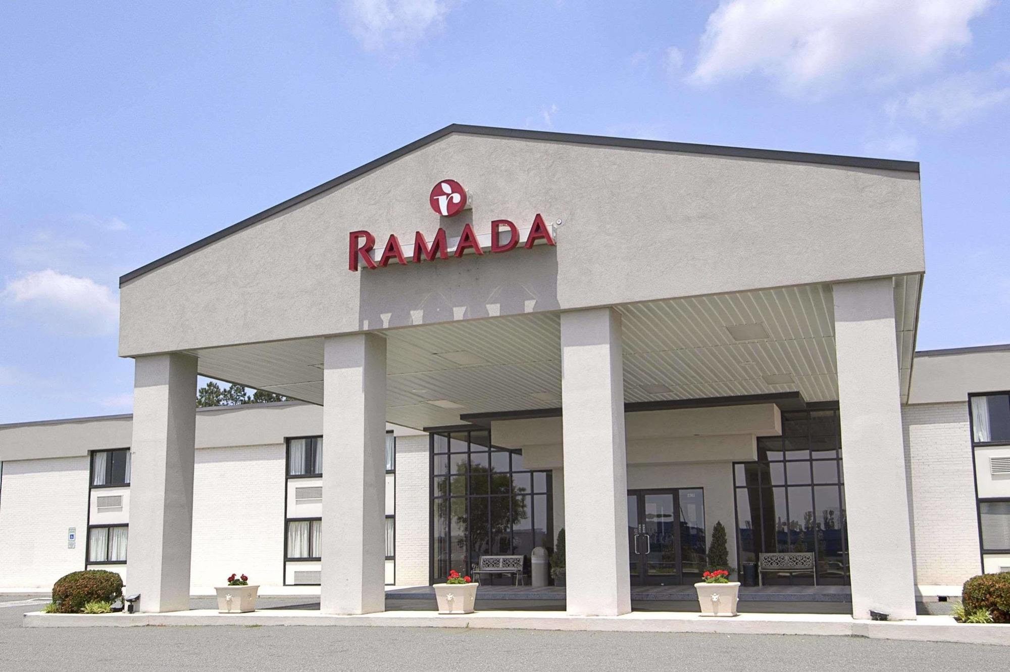 Ramada Burlington Hotel And Conference Center Exteriér fotografie