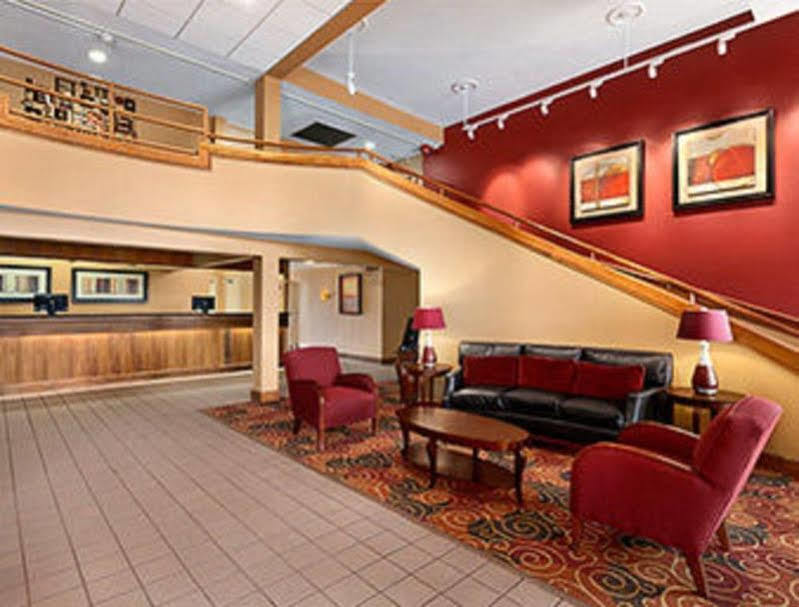 Ramada Burlington Hotel And Conference Center Exteriér fotografie