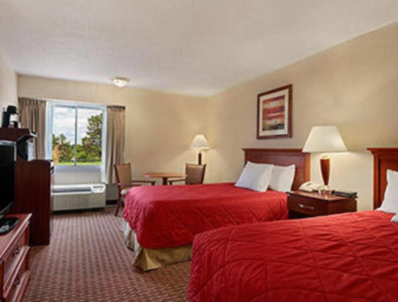 Ramada Burlington Hotel And Conference Center Exteriér fotografie
